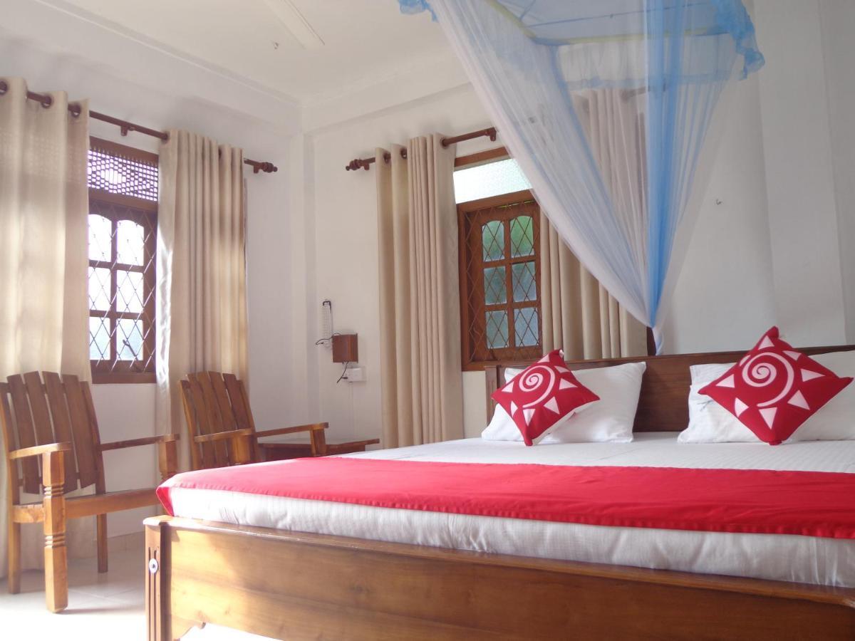 Nisha Homestay Inn ペラデニヤ エクステリア 写真