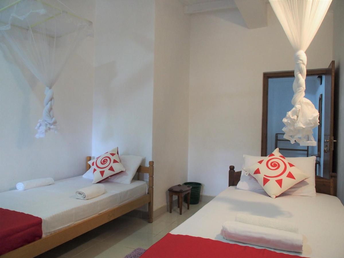 Nisha Homestay Inn ペラデニヤ エクステリア 写真